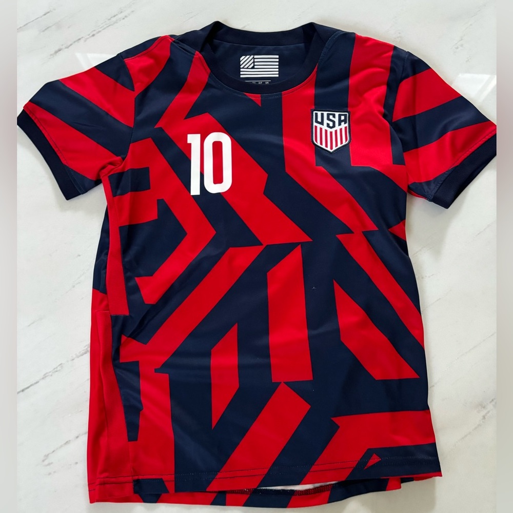 Kids medium size USA Pulisic jersey